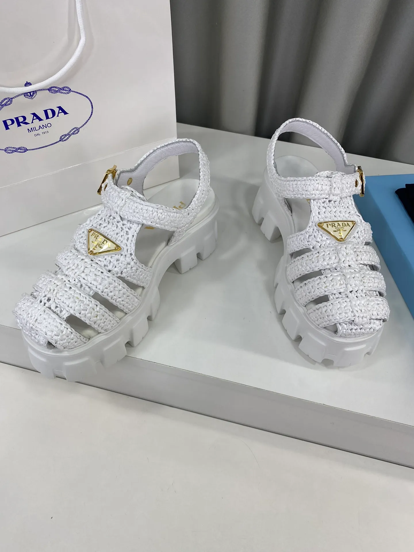 👟👟Ex-factory price 600👟👟 Prada’s latest bamboo cage weaving thick-soled triangle buckle sandals☑️ Latest environmentally friendly PP material, fully handmade crochet, just like knitting sweaters, slow work and meticulous work, retro fashionable thick-soled shoes, with woven uppers, making the whole pair of shoes light and comfortable, bright colors, satisfying a variety of choices for fashionable people with different styles! The iconic metal triangle logo is paired with the shape of ancient beach sandals. Every design element is fashionable! Size: Women's 35-39 (34, 40, custom-made, non-returnable) Full set of counter original packaging
